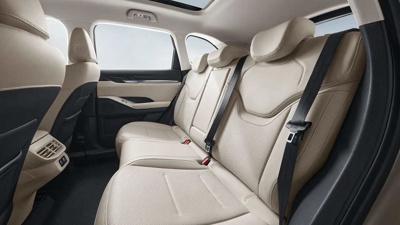 Difuzoare de aer, porturi USB și încălzire pentru scaunele din spate