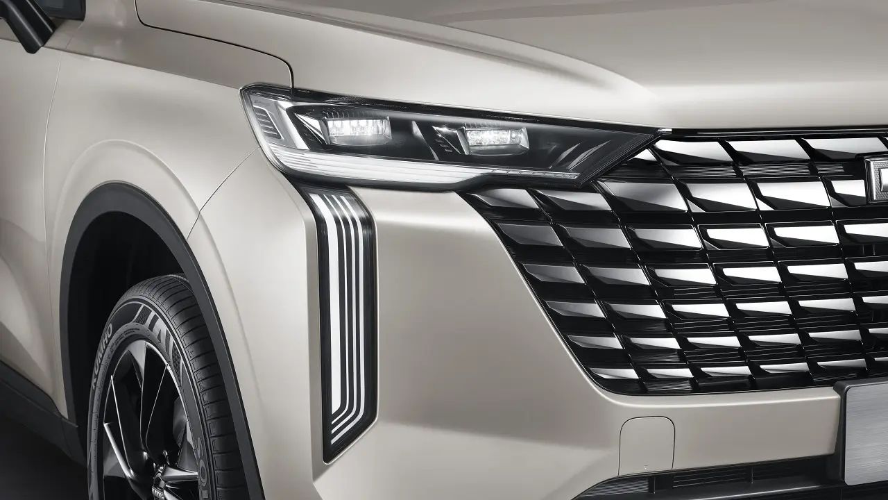 Lumini de zi „Waterfall” și grilă frontală renovată